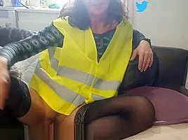 COUGAR EN GILET JAUNE DEESSE KAREN LA COUGAR EN GILET JAUNE
