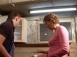 Alte Mutti wird im Keller vom Sohn schon gepoppt