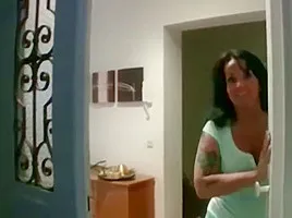 Geile Mutter mit Mega Titten hilft ihm bei sein ersten Fick