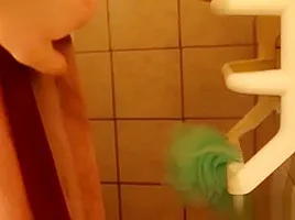 Schwester unter der Dusche beim Masturbieren erwischt